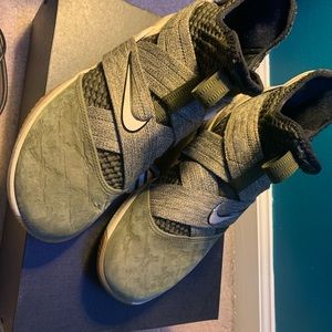 LeBron Soldier 11’s